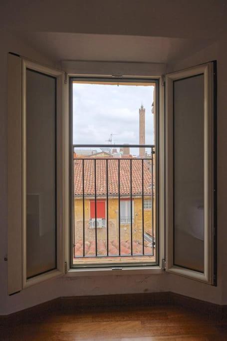 Lussuoso Appartamento Nel Cuore Del Centro Storico Bolonia Exterior foto